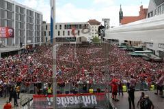 FC Ingolstadt 04 - Meisterfeier - Rathausplatz - Stimmung, Fans Fahnen Schal Bundesligaaufstieg