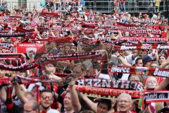 FC Ingolstadt 04 - Meisterfeier - Rathausplatz - Stimmung, Fans Fahnen Schal, Bundesligaaufstieg, Voller Rathausplatz
