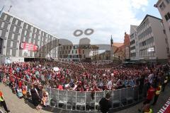 FC Ingolstadt 04 - Meisterfeier - Bundesliga Aufstieg - voller Rathausplatz - Stimmung - Fans - 9000 Zuschauer Fans