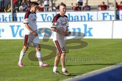 2. Bundesliga - FSV Frankfurt - FC Ingolstadt 04 - 0:1 - Pascal Groß (10) und Benjamin Hübner (5) gehen zu den Fans Sieg Jubel
