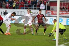 2. Bundesliga - FC Ingolstadt 04 - 1. FC Union Berlin - Torwart Mohamed Amsif fängt den Ball, rechts Karl-Heinz Lappe (25) zu langsam
