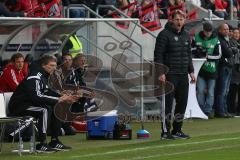 2. BL - FC Ingolstadt 04 - 1. FC Kaiserslautern - rechts Cheftrainer Ralph Hasenhüttl feuert seine Mannschaft an