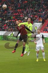 2. Bundesliga - Fußball - FC Ingolstadt 04 - SV Sandhausen - Torwart SV Manuel Riemann boxt den Ball vor Moritz Hartmann (9, FCI) weg