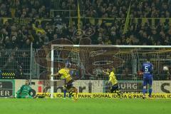 1. Bundesliga - Fußball - Borussia Dortmund - FC Ingolstadt 04 - Pierre-Emerick Aubameyang (BVB 17) mit dem 2:0, Torwart Ramazan Özcan (1, FCI) keine Chance Tor, Jubel BVB