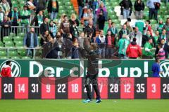 1. BL - Saison 2015/2016 - Werder Bremen - FC Ingolstadt 04 - Ralph Hasenhüttl (Trainer FC Ingolstadt 04) bedankt dich bei dem mitgereisten Fans - Foto: Jürgen Meyer