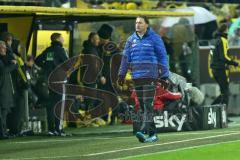 1. Bundesliga - Fußball - Borussia Dortmund - FC Ingolstadt 04 - nach dem 2:0 Cheftrainer Ralph Hasenhüttl (FCI) läuft auf und ab