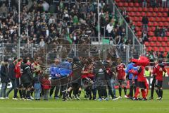 1. Bundesliga - Fußball - FC Ingolstadt 04 - Borussia Mönchengladbach - Spiel ist aus Sieg, Team feiert auf dem Feld