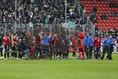 1. Bundesliga - Fußball - FC Ingolstadt 04 - Borussia Mönchengladbach - Spiel ist aus Sieg, Team feiert auf dem Feld