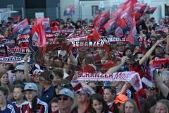 1. Bundesliga - Fußball - FC Ingolstadt 04 - FC Bayern München - Verabschiedung Saisonabschlußfest, Fahnen Schals Jubel Choreo