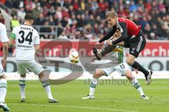 1. Bundesliga - Fußball - FC Ingolstadt 04 - Borussia Mönchengladbach - Max Christiansen (19, FCI) gefährlich vor dem Tor Granit Xhaka (Gladbach 34) Lars Stindl (Gladbach 13)