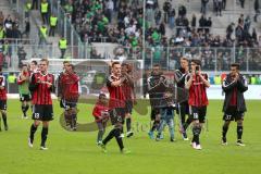1. Bundesliga - Fußball - FC Ingolstadt 04 - Borussia Mönchengladbach - Sieg Jubel Team auf dem Spielfeld bedanken sich bei den Fans, Robert Bauer (23, FCI)