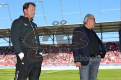 1. Bundesliga - Fußball - FC Ingolstadt 04 - FC Bayern München - Verabschiedung Cheftrainer Ralph Hasenhüttl (FCI) rechts Vorsitzender des Vorstandes Peter Jackwerth (FCI)