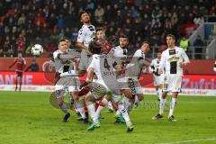 1. Bundesliga - Fußball - FC Ingolstadt 04 - SC Freiburg - kommt nicht durch, ist umzingelt von Freiburgern, Mathew Leckie (7, FCI)