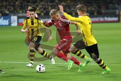 1. Bundesliga - Fußball - Borussia Dortmund - FC Ingolstadt 04 - 1:0 - ab durch die Mitte Sonny Kittel (21, FCI), links Raphael Guerreiro (BVB 13) rechts Lukasz Piszczek (BVB 26)