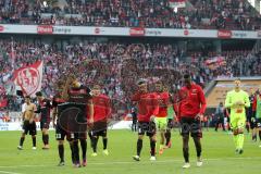 1. Bundesliga - Fußball - 1. FC Köln - FC Ingolstadt 04 - Spiel ist aus, Niederlage, hängende Köpfe, bedanken sich bei mitgereisten Fans, Lukas Hinterseer (16, FCI) Roger de Oliveira Bernardo (8, FCI) Stefan Lex (14, FCI)