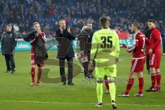 1. Bundesliga - Fußball - FC Schalke 04 - FC Ingolstadt 04 - Niederlage Enttäuschung, hängende Köpfe, Team bedankt sich bei den Fans, Florent Hadergjonaj (33, FCI) Cheftrainer Maik Walpurgis (FCI)