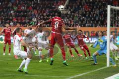 1. Bundesliga - Fußball - FC Augsburg - FC Ingolstadt 04 - Roger de Oliveira Bernardo (8, FCI) köpft über das Tor von Torwart Marwin Hitz (FCA 35)