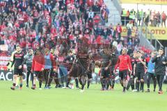 1. BL - Saison 2016/2017 - FSV Mainz 05 - FC Ingolstadt 04 - Die Spieler bedanken sich bei den mitgereisten Fans - Foto: Meyer Jürgen