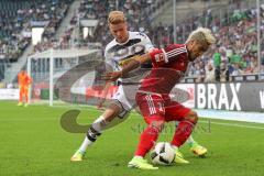 1. Bundesliga - Fußball - Borussia Mönchengladbach - FC Ingolstadt 04 - 2:0 - Nico Elvedi (#30 Borussia) gegen Darío Lezcano (11, FCI)
