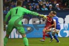 1. Bundesliga - Fußball - FC Schalke 04 - FC Ingolstadt 04 - Mathew Leckie (7, FCI) Benedikt Höwedes (4 Schalke), links Torwart Ralf Fährmann (1 Schalke)