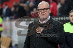 1. Bundesliga - Fußball - Bayer Leverkusen - FC Ingolstadt 04 - Vorsitzender des Vorstandes Peter Jackwerth (FCI) schaut auf die Leinwand