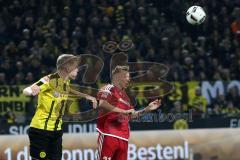 1. Bundesliga - Fußball - Borussia Dortmund - FC Ingolstadt 04 - 1:0 - Kopfball Duell rechts Sonny Kittel (21, FCI)