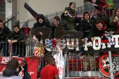 1. Bundesliga - Fußball - Bayer Leverkusen - FC Ingolstadt 04 - Roger de Oliveira Bernardo (8, FCI)  feiert bei den Fans den Sieg Autogramme