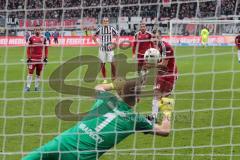 1. Bundesliga - Fußball - Eintracht Frankfurt - FC Ingolstadt 04 - Elfmeter Tor 0:2 durch Pascal Groß (10, FCI), Torwart Lukas Hradecky (1 Frankfurt) Jubel