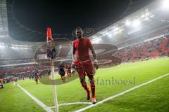 1. Bundesliga - Fußball - Bayer Leverkusen - FC Ingolstadt 04 - Roger de Oliveira Bernardo (8, FCI) bedankt sich nach dem Spiel bei den mitgereisten Fans