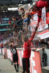 1. Bundesliga - Fußball - 1. FC Köln - FC Ingolstadt 04 - Spiel ist aus, Niederlage, hängende Köpfe, bedanken sich bei mitgereisten Fans, direkt am Zaun, Pascal Groß (10, FCI) Roger de Oliveira Bernardo (8, FCI)
