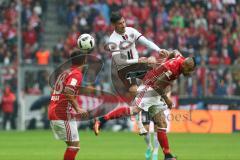 1. Bundesliga - Fußball - FC Bayern - FC Ingolstadt 04 - mitte Mathew Leckie (7, FCI) links Juan Bernat (18 Bayern) und rechts Arturo Vidal (23 Bayern)