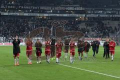 1. Bundesliga - Fußball - Eintracht Frankfurt - FC Ingolstadt 04 - Sieg in Frankfurt 0:2 für Ingolstadt, Jubel mit den Fans nach dem Spiel