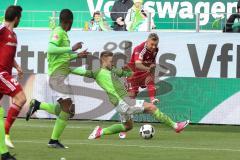 1. Bundesliga - Fußball - VfL Wolfsburg - FC Ingolstadt 04 - rechts Sonny Kittel (21, FCI) flankt, Yannick Gerhardt (13 Wolfsburg)