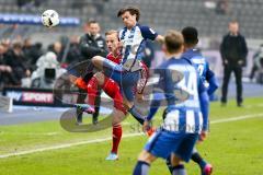 1. BL - Saison 2016/2017 - Hertha BSC - FC Ingolstadt 04 - Florent Hadergjonaj (#33 FCI) - Valentin Stocker (#14 Hertha) - Foto: Meyer Jürgen