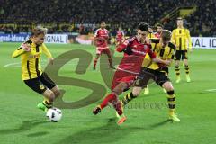 1. Bundesliga - Fußball - Borussia Dortmund - FC Ingolstadt 04 - 1:0 - Alfredo Morales (6, FCI)  in der Mitte versucht auf das Tor zu schießen, links Sokratis Papastathopoulos (BVB 25) rechts Neven Subotic (BVB 4)