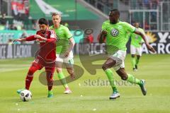 1. Bundesliga - Fußball - VfL Wolfsburg - FC Ingolstadt 04 - Josuha Guilavogui (23 Wolfsburg) Almog Cohen (36, FCI) Yannick Gerhardt (13 Wolfsburg)