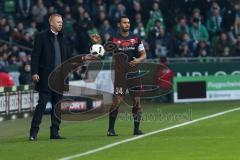 1. Bundesliga - Fußball - Werder Bremen - FC Ingolstadt 04 - Cheftrainer Maik Walpurgis (FCI) gibt Marvin Matip (34, FCI) den Ball