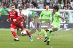 1. Bundesliga - Fußball - VfL Wolfsburg - FC Ingolstadt 04 - Max Christiansen (19, FCI) Luiz Gustavo (22 Wolfsburg)