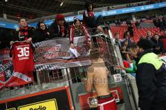 1. Bundesliga - Fußball - Bayer Leverkusen - FC Ingolstadt 04 - Lukas Hinterseer (16, FCI) gibt sein Trikot den Fans