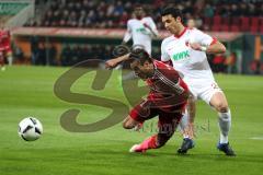 1. Bundesliga - Fußball - FC Augsburg - FC Ingolstadt 04 - Darío Lezcano (11, FCI) wird von Gojko Kacar (FCA 20) gefoult