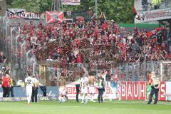 1. Bundesliga - Fußball - SC Freiburg - FC Ingolstadt 04 -  Spiel ist aus, 1:1 Endstand, Ingolstadt 17. Platz, Abstieg, hängende Köpfe,Fans warten auf Verabschiedung Mannschaft Fahnen Jubel Kurve Schal