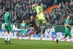 1. Bundesliga - Fußball - Werder Bremen - FC Ingolstadt 04 - Mathew Leckie (7, FCI) wird von Torwart Jaroslav Drobny (33 Bremen) gefoult