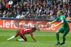 1. Bundesliga - Fußball - Eintracht Frankfurt - FC Ingolstadt 04 - kommt zu spät Darío Lezcano (11, FCI) Torwart Lukas Hradecky (1 Frankfurt)