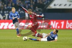 1. Bundesliga - Fußball - FC Schalke 04 - FC Ingolstadt 04 - Mathew Leckie (7, FCI) wird von Benedikt Höwedes (4 Schalke) gefoult