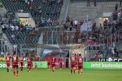 1. Bundesliga - Fußball - Borussia Mönchengladbach - FC Ingolstadt 04 - 2:0 - die Ingolstädter bedanken sich bei den mitgereisten Fans Jubel Fahnen