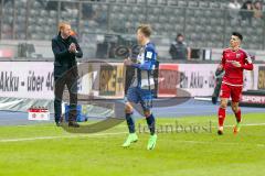 1. BL - Saison 2016/2017 - Hertha BSC - FC Ingolstadt 04 - Maik Walpurgis (Trainer FCI) feuert seine Spieler an - Klatscht - Foto: Meyer Jürgen