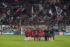 1. Bundesliga - Fußball - Eintracht Frankfurt - FC Ingolstadt 04 - Sieg in Frankfurt 0:2 für Ingolstadt, Jubel Teambesprechung auf dem Spielfeld vor Frankfurt Fans Fahnen