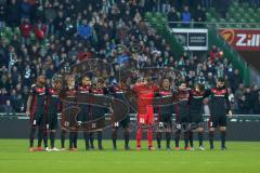 1. Bundesliga - Fußball - Werder Bremen - FC Ingolstadt 04 - Gedenkminute Team Platz Trauerflor