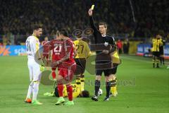 1. Bundesliga - Fußball - Borussia Dortmund - FC Ingolstadt 04 - 1:0 - Foul Darío Lezcano (11, FCI) erhält die gelbe Karte, links Torwart Roman Bürki (BVB 38)