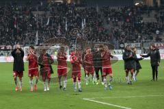 1. Bundesliga - Fußball - Eintracht Frankfurt - FC Ingolstadt 04 - Sieg in Frankfurt 0:2 für Ingolstadt, Jubel mit den Fans nach dem Spiel